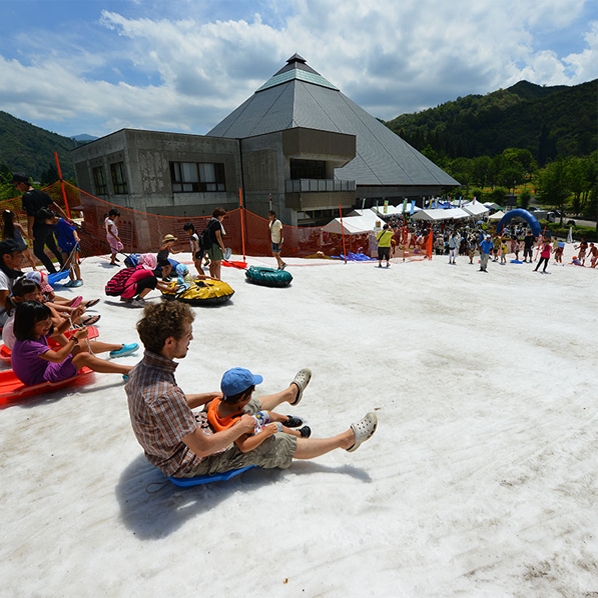 夏雪 うおぬま夏の雪まつり